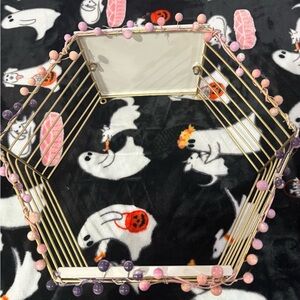 Ashland Gold and white Hexagonal Wire wall hanging shelf! Accents (Removable)